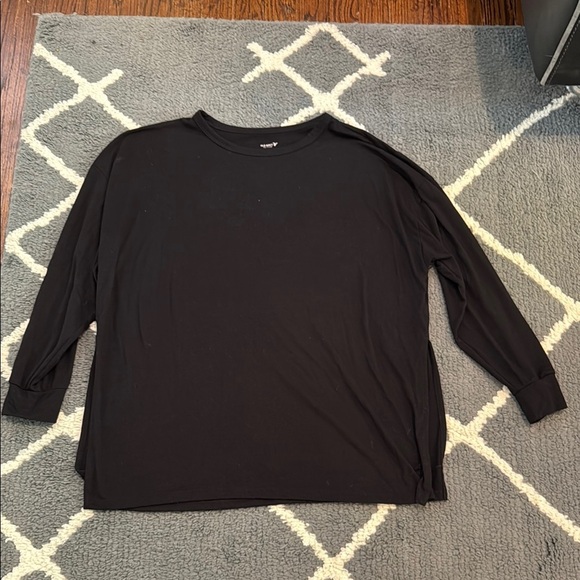 Old Navy Active Ultralite Long-sleeve with Side Slits - Picture 2 of 5